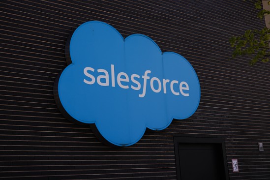 Salesforce demite 10% e fecha escritórios