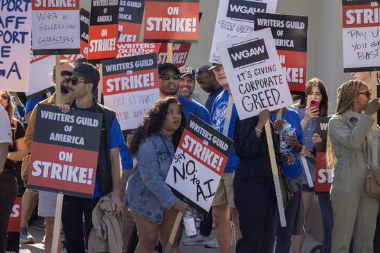 Como greve nos EUA pode afetar sua série favorita
